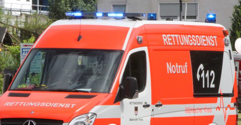 Radfahrer von PKW überrollt