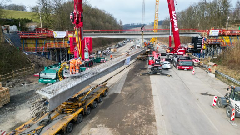 Spannbeton-Fertigteilen an der Brücke „Fuelbecker Straße“