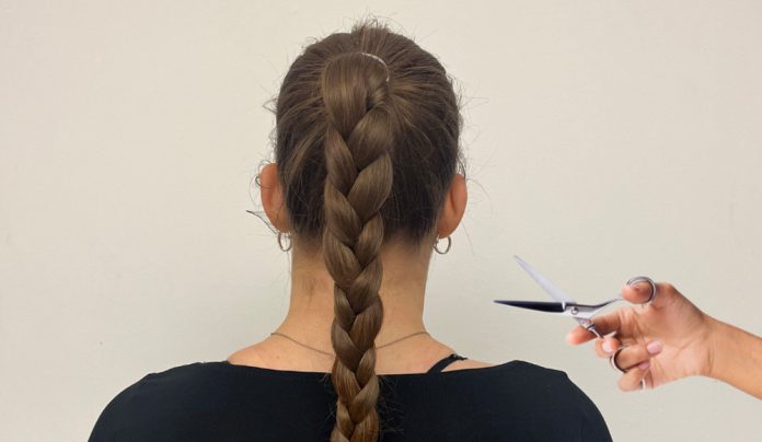 Friseure schneiden alte Zöpfe ab