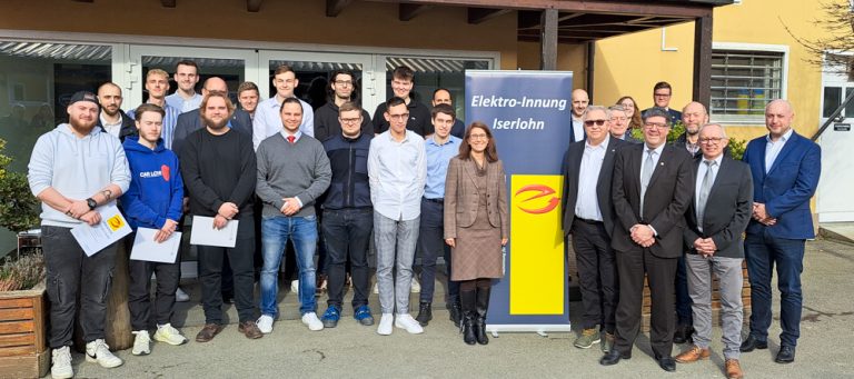 Neue Fachkräfte fürs Elektro-Handwerk Neue Fachkräfte fürs Elektro-Handwerk