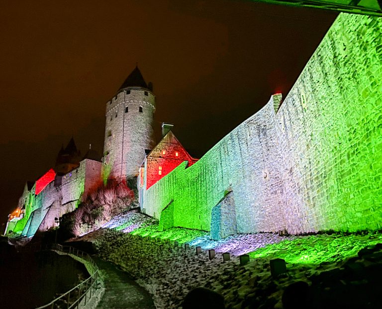 Burg Altena erstrahlt in Grün