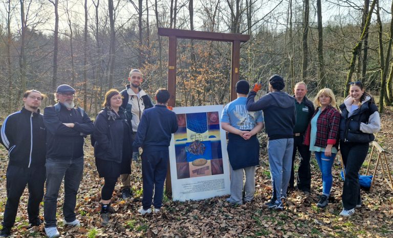 Jugendliche restaurieren Auferstehungsweg im Iserlohner Stadtwald