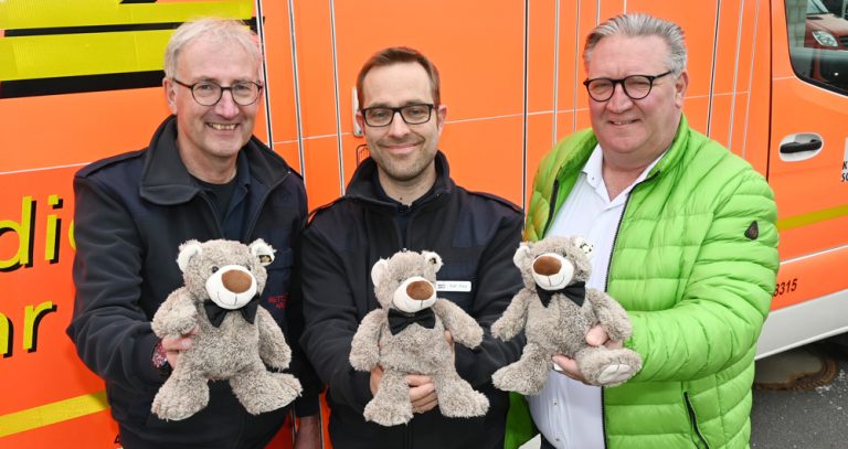 Rettungsteddy RettBär tröstet kranke Kinder