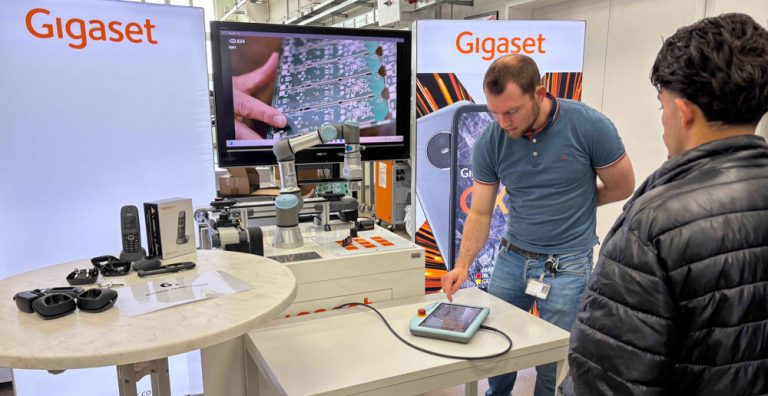 Roboter programmieren beim „Tag des Kunststoffs“