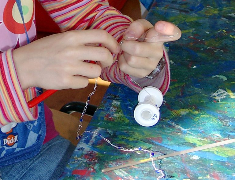 Schmuckworkshop für Eltern und Kinder im Deutschen Drahtmuseum