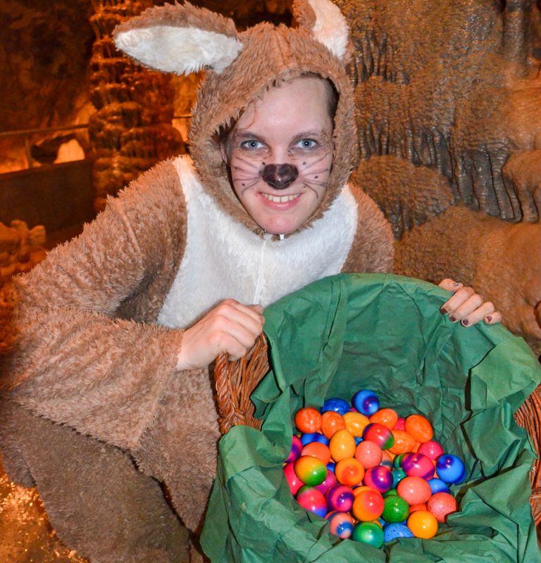 Osterhase kommt in die Dechenhöhle