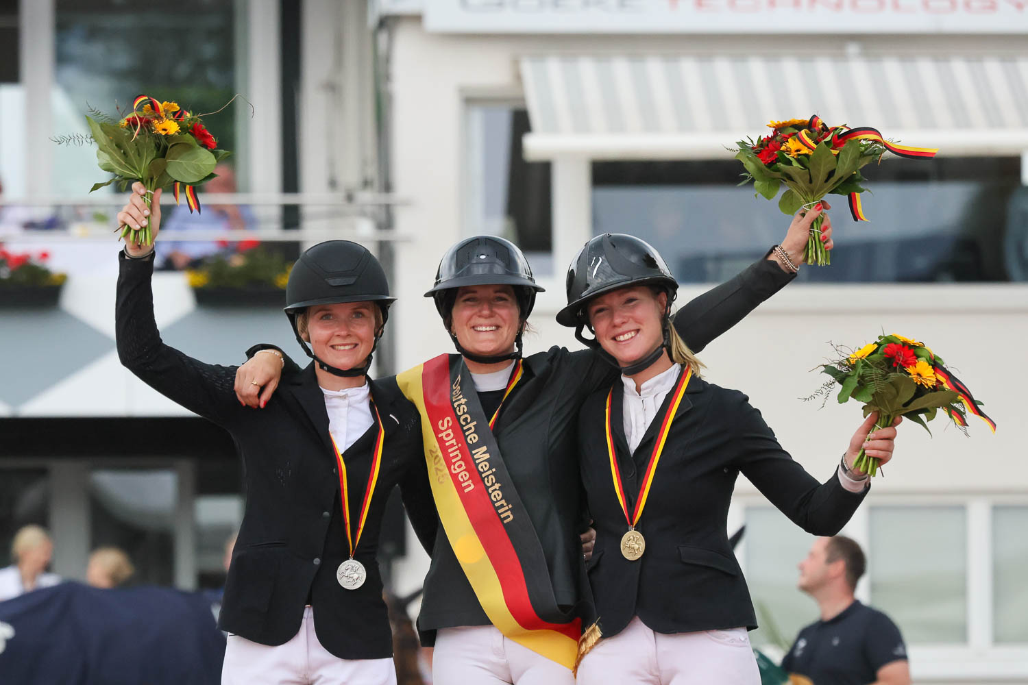 Sophie Hinners, Stephi de Boer und Mylen Kruse bei der Siegerehrung zu Deutschen Meisterin im Springreiten auf dem Longines Balve Optimum 2025 (Foto: Jenny Musall)