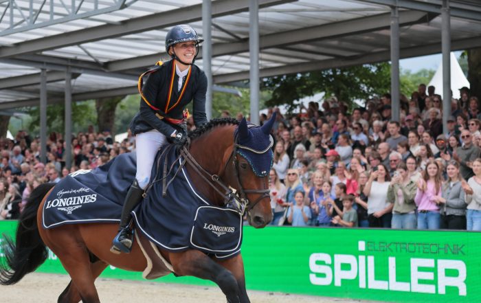 Laura Klaphake wird mit CDL Quinzano van't Merelsnest die deutsche Meisterschaft der Springreiterinnen (Foto: Jenny Musall)