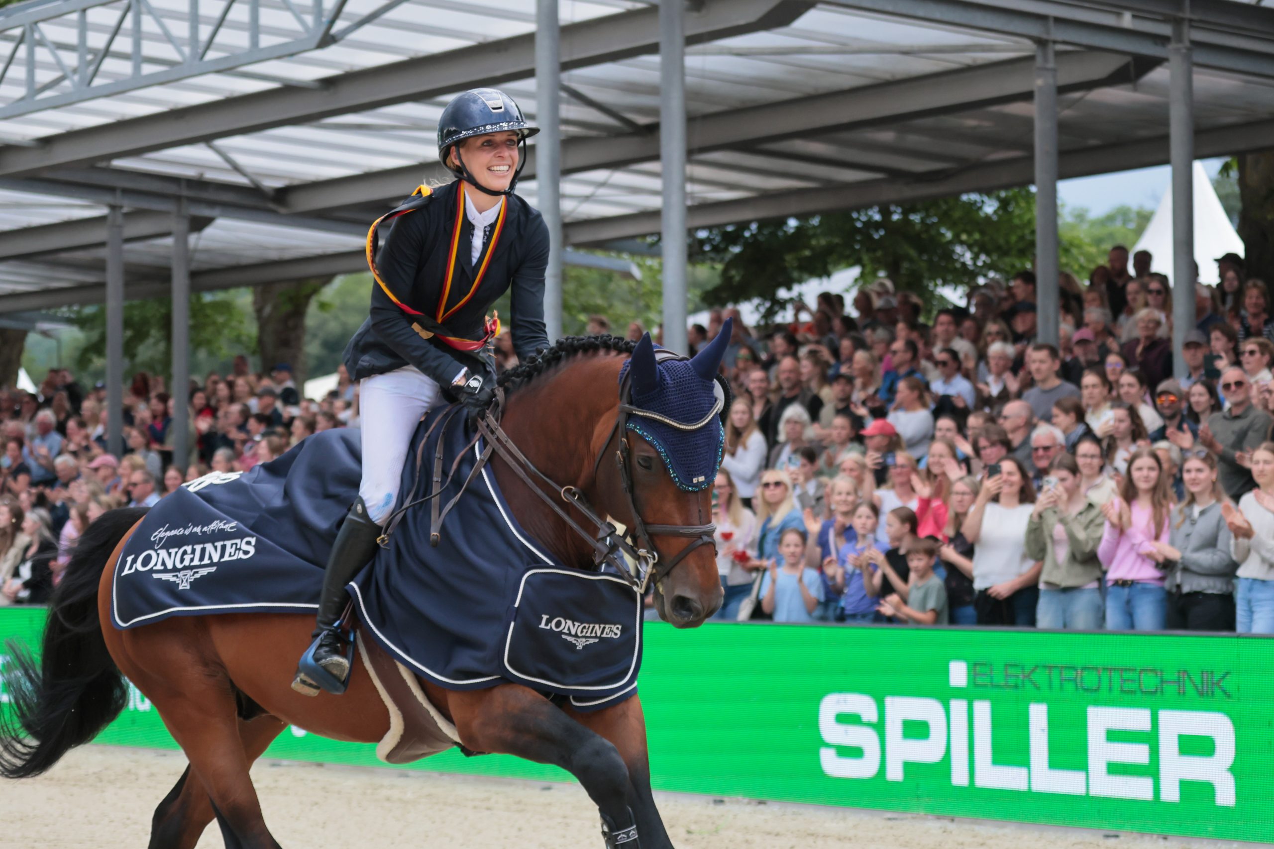 Laura Klaphake wird mit CDL Quinzano van't Merelsnest die deutsche Meisterschaft der Springreiterinnen (Foto: Jenny Musall)
