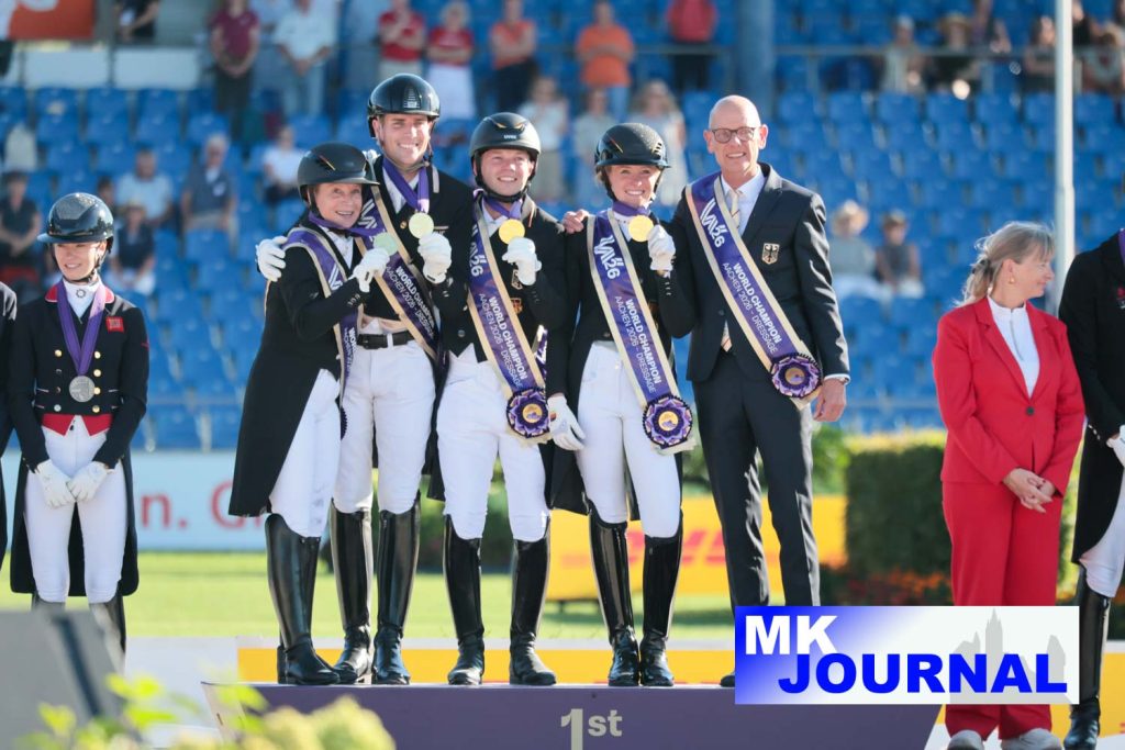  Werden bei den FEI Dressage World Championships Weltmeister: Isabellt Werth, Frederic  Wandres, Raphael Netz und Kathraina Hemmer mit Equipe-Chef Klaus Röser (Foto: Jenny Musall)